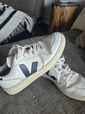 Classic Womens VEJA sneakers Size 6 US